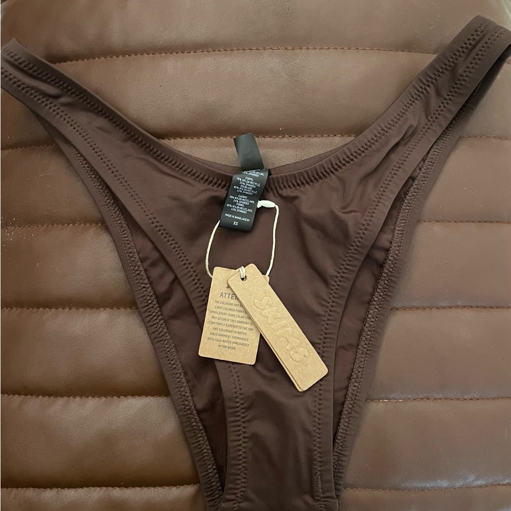 Skims NWT cheeky tanga bottoms in cocoa